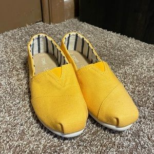 Women’s golden yellow Toms slip on, size 9.5